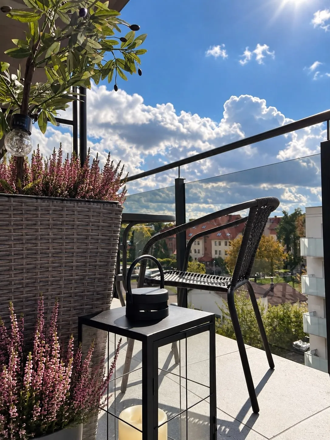 Balkon Apartamentu Staroszkolna z wrzosami, lampionem i widokiem na miasto